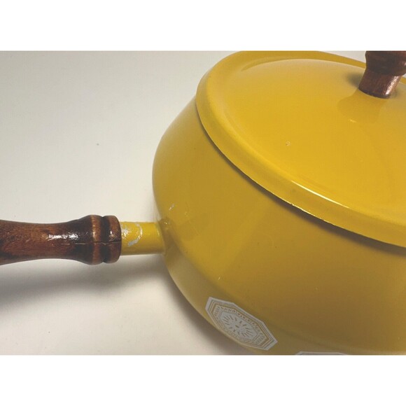Vintage enamel fondue pot with lid, yellow geometric MCM design, wood handle - Picture 5 of 8